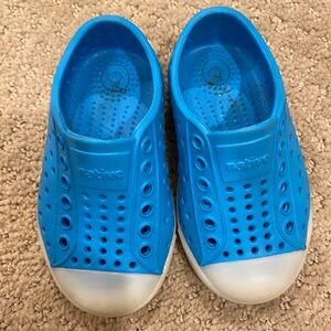 Native toddler shoe, size C5. Blue glow in the dark toe